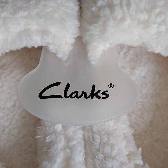 NEW Clarks White Fuzzy Slip-In Women's Slippers Size Small 6/7 - Picture 3 of 7